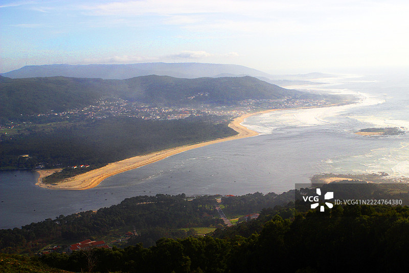 卡米尼亚海岸线，米尼奥河入海口的高角度黄昏景观，葡萄牙与西班牙边界。图片素材