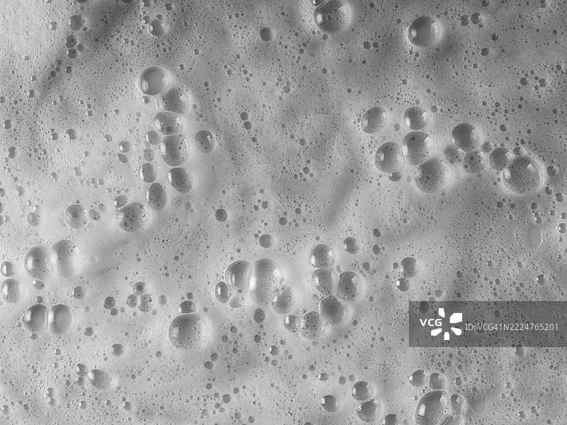 光滑表面的洗发香皂放在光滑的表面上。图片素材