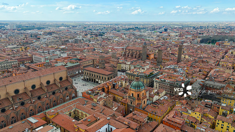 博洛尼亚历史中心的马焦雷广场中央的市长宫的鸟瞰图，周围环绕着圣彼得罗尼奥大教堂、阿库尔修宫和海神喷泉，非常适合旅行和文化主题。图片素材