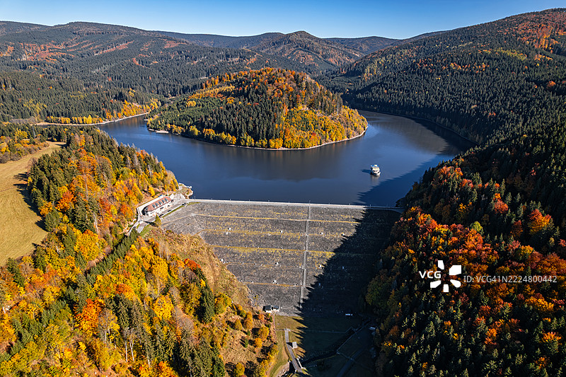 秋季斯洛伐克图尔切克水库和大坝的鸟瞰图图片素材