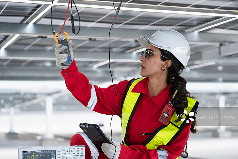 工程师团队在工厂屋顶上检查、维护和服务大规模太阳能电池板安装，以实现可持续的可再生能源发电和工业效率。图片素材