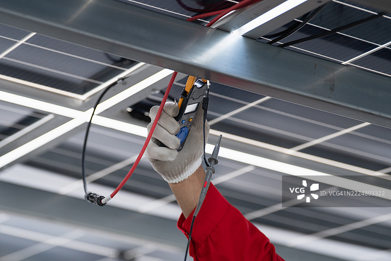 工程师团队在工厂屋顶上检查、维护和服务大规模太阳能电池板安装，以实现可持续的可再生能源发电和工业效率。图片素材