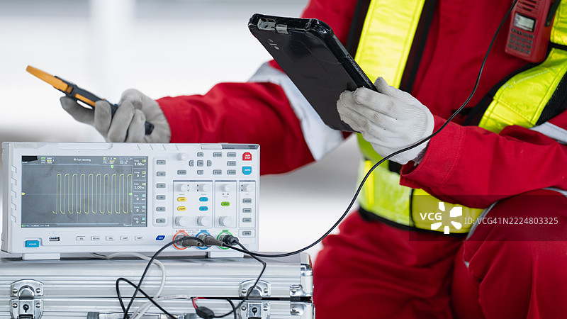 工程师团队在工厂屋顶上检查、维护和服务大规模太阳能电池板安装，以实现可持续的可再生能源生产和工业效率。图片素材