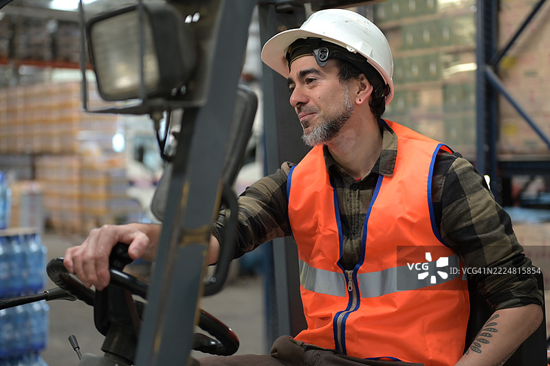 在小型自卸车中的仓储工人图片素材