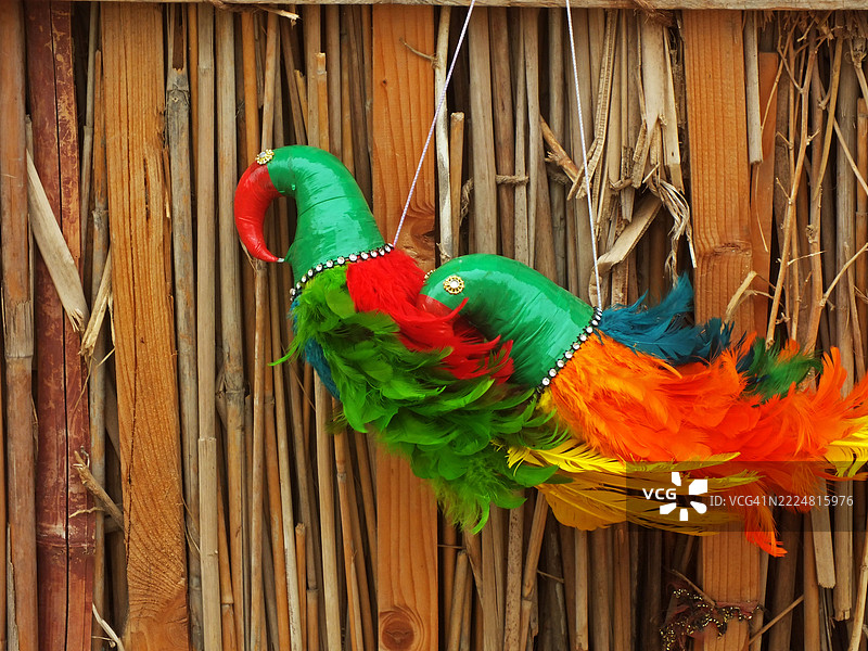 一个巴基斯坦印度教家庭忙于制作玩具和其他游戏材料。图片素材