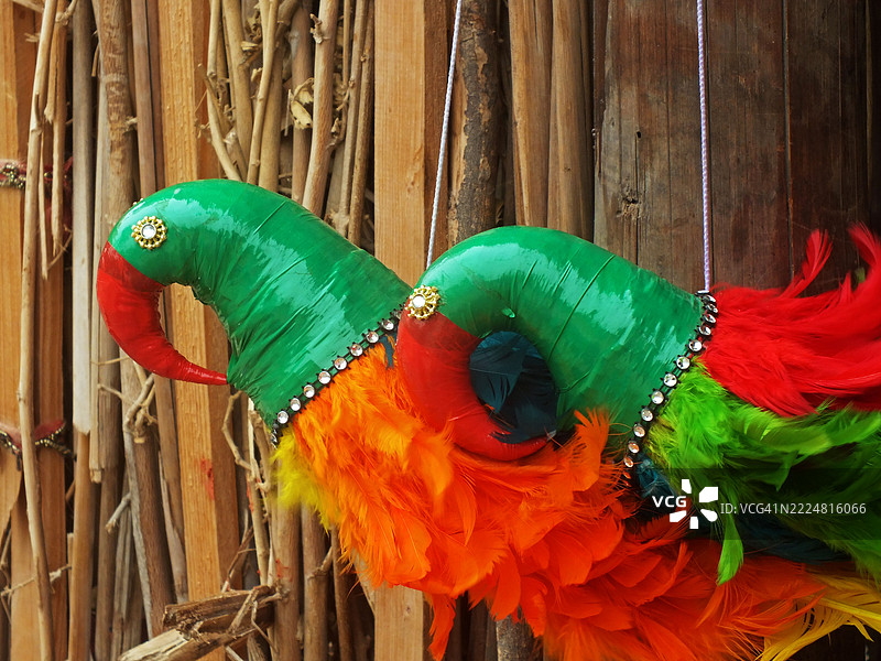 一个巴基斯坦印度教家庭忙于制作玩具和其他游戏材料。图片素材