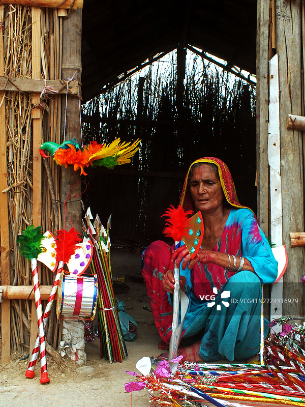 一个巴基斯坦印度教家庭忙于制作玩具和其他游戏材料图片素材