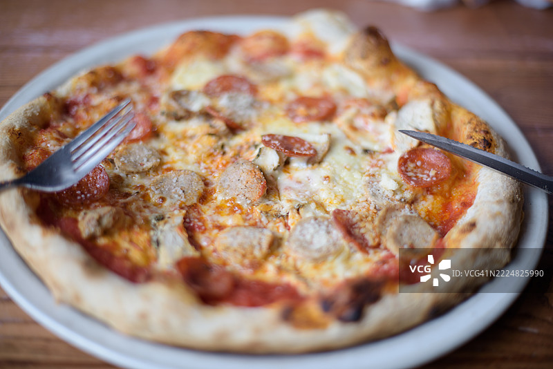 肉类披萨配刀叉图片素材