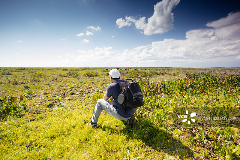 走进荒野：在平原上框架自由图片素材