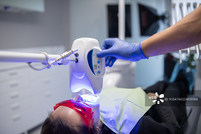 牙齿美白过程中的牙科灯。图片素材