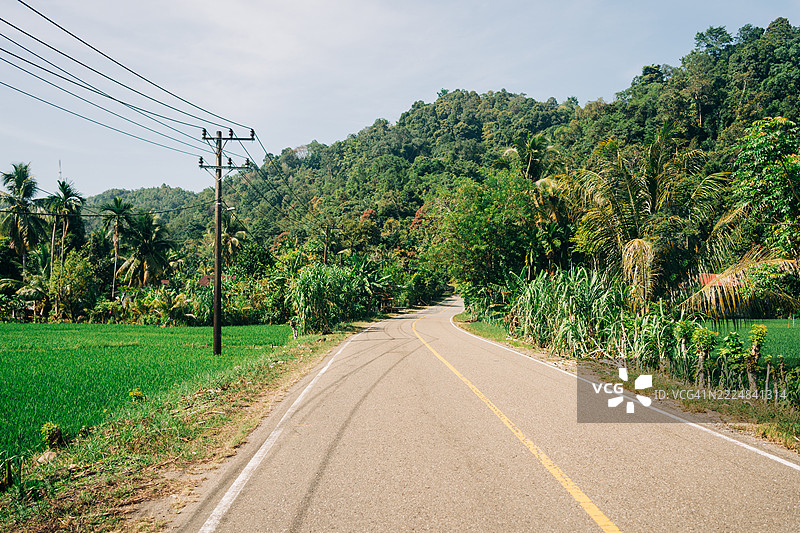 热带村庄中的空旷道路图片素材