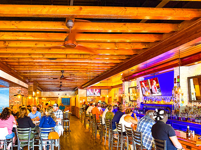 在曼斯菲尔德的芬顿河烧烤餐厅用餐的人们图片素材