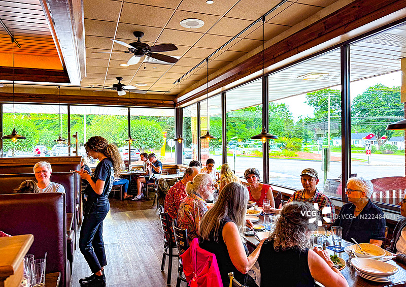 在曼斯菲尔德的芬顿河烧烤餐厅用餐的人们图片素材