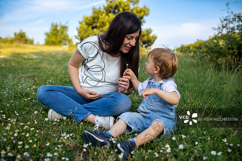 母亲与她的小男孩之间珍贵的户外时刻图片素材