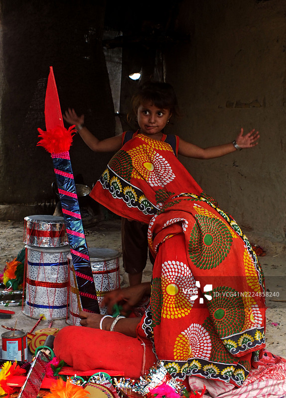 一个巴基斯坦印度教家庭忙于制作玩具和其他游戏材料图片素材