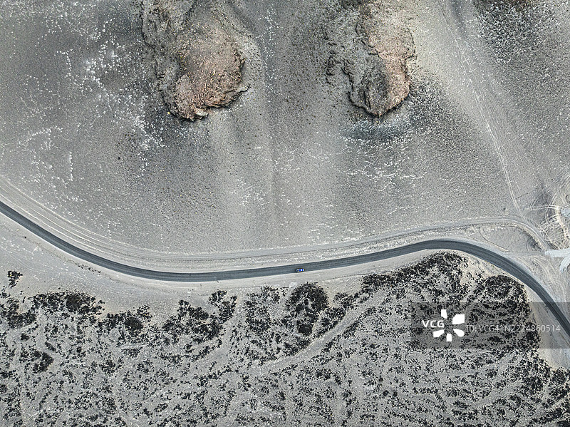 火山沙漠中道路的俯视图图片素材