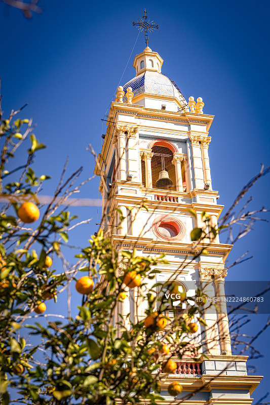 被植物框住的钟楼，萨尔塔市图片素材
