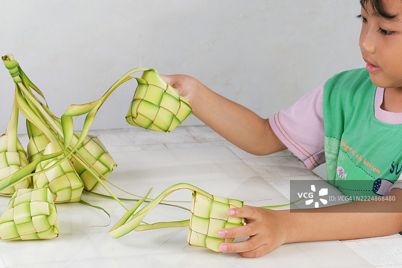 男孩在桌子上玩卡杜帕装饰品图片素材