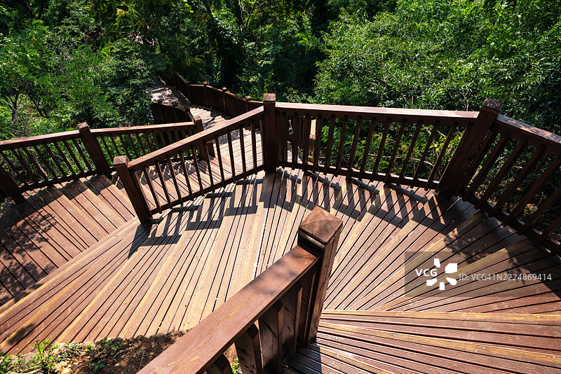 山中的木制楼梯图片素材