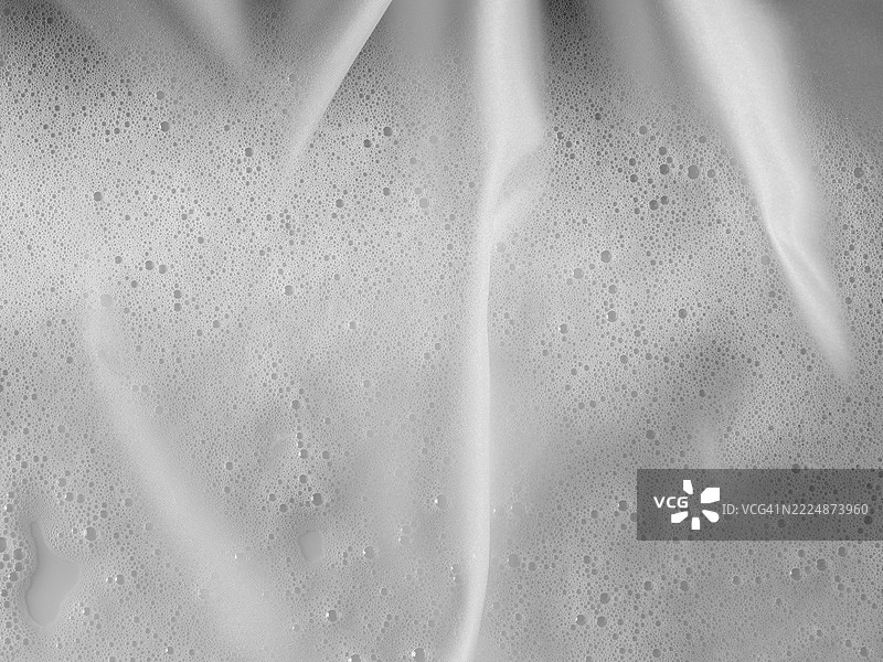 白色浴巾上的肥皂泡沫。图片素材