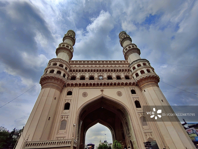 雄伟的查尔米纳尔纪念碑矗立在美丽的天空和云朵下/海得拉巴图片素材