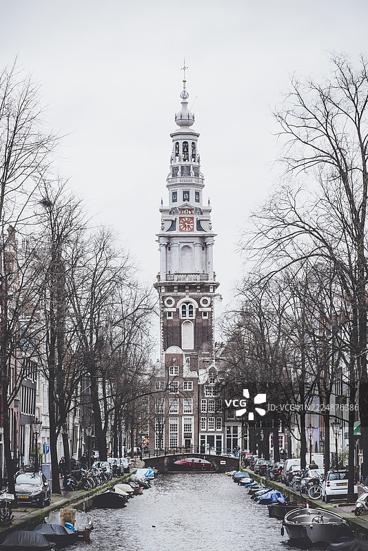 运河边树木框住的南塔图片素材