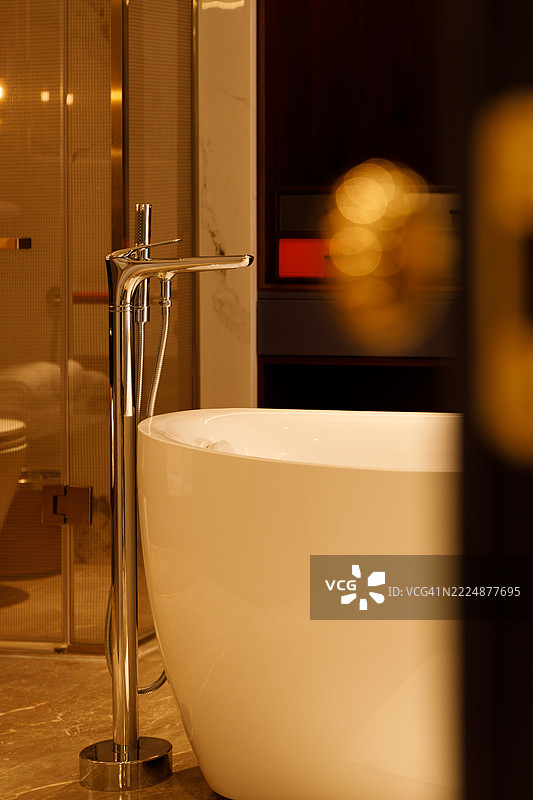 酒店房间里的白色浴缸图片素材