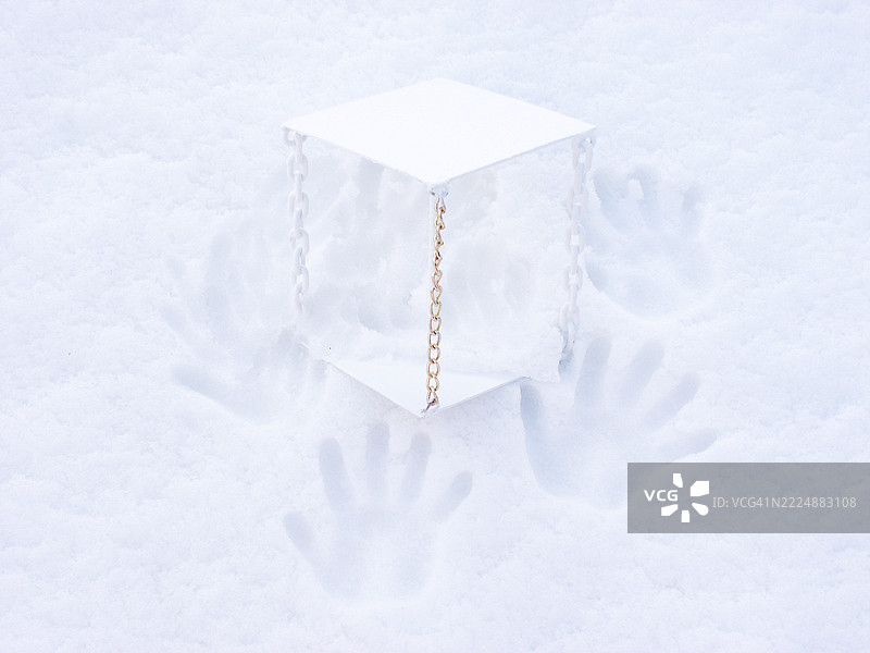 悬浮立方体在雪地上图片素材