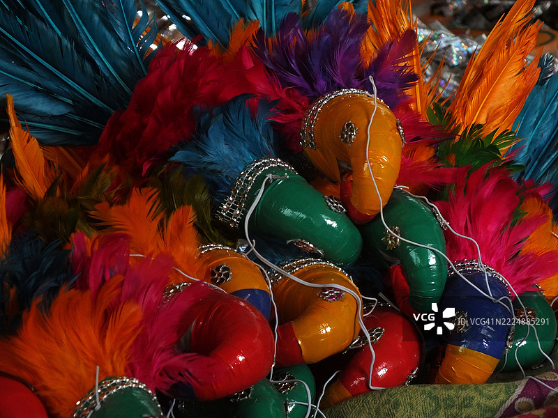 一个巴基斯坦印度教家庭忙于制作玩具和其他游戏材料图片素材