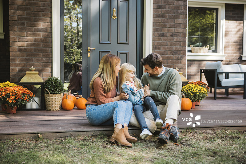 年轻家庭在家迎接秋天图片素材