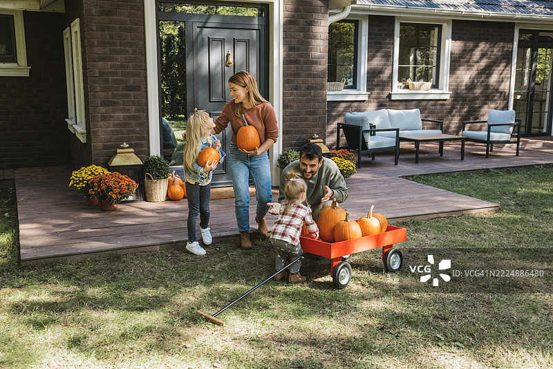 年轻家庭为万圣节做准备图片素材