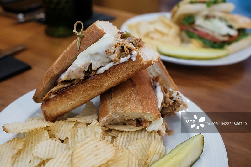 餐厅里的鸡肉芝士牛排三明治配薯片图片素材