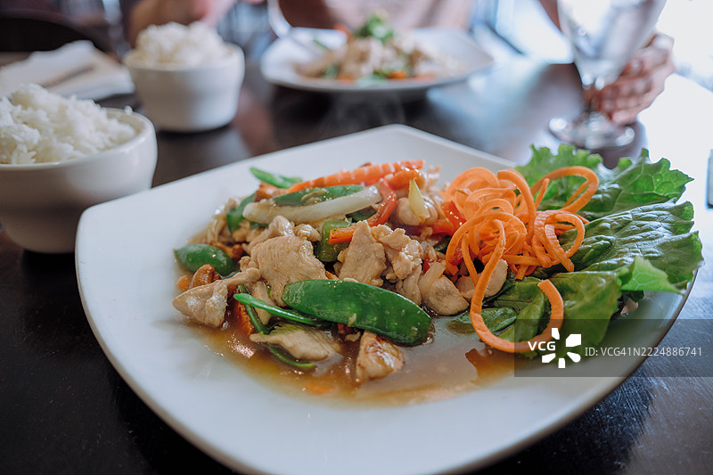 泰国餐厅的炒鸡肉和蔬菜配米饭图片素材