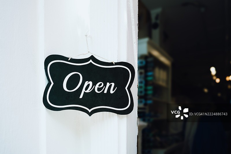 零售店外悬挂的开放标志图片素材