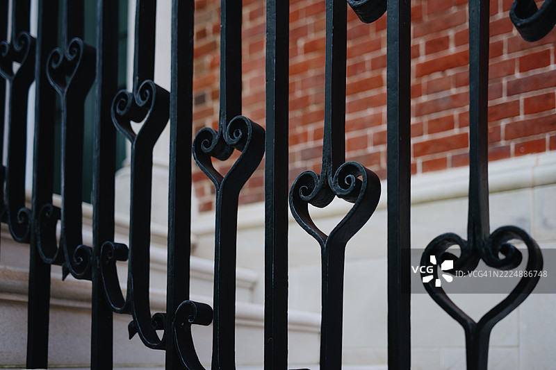 带心形细节的锻铁楼梯栏杆图片素材