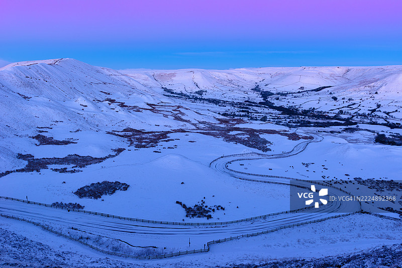 英国峰区的埃代尔谷蜿蜒道路。图片素材