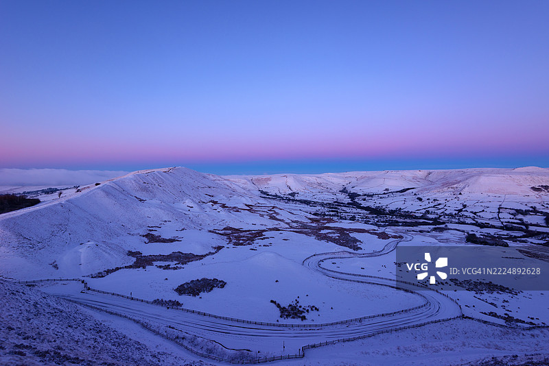 英国峰区的埃代尔谷蜿蜒道路。图片素材