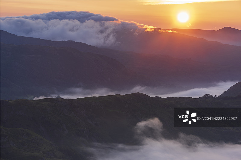 林莫尔山到温德米尔的日出。湖区国家公园。英国。图片素材