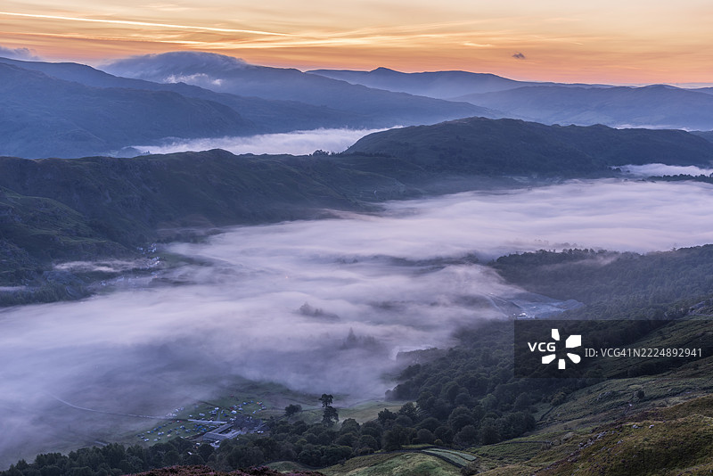 林莫尔山到温德米尔的日出。湖区国家公园。英国。图片素材