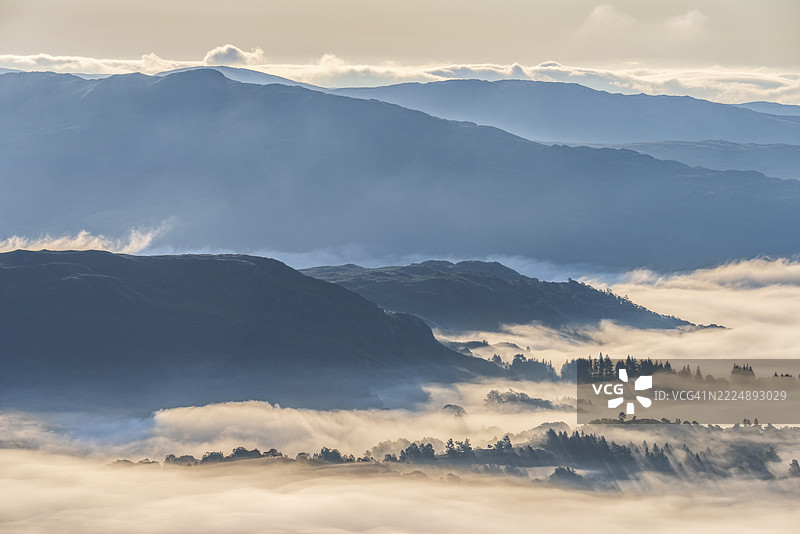 清晨薄雾笼罩在埃尔特沃特和湖区山丘上图片素材