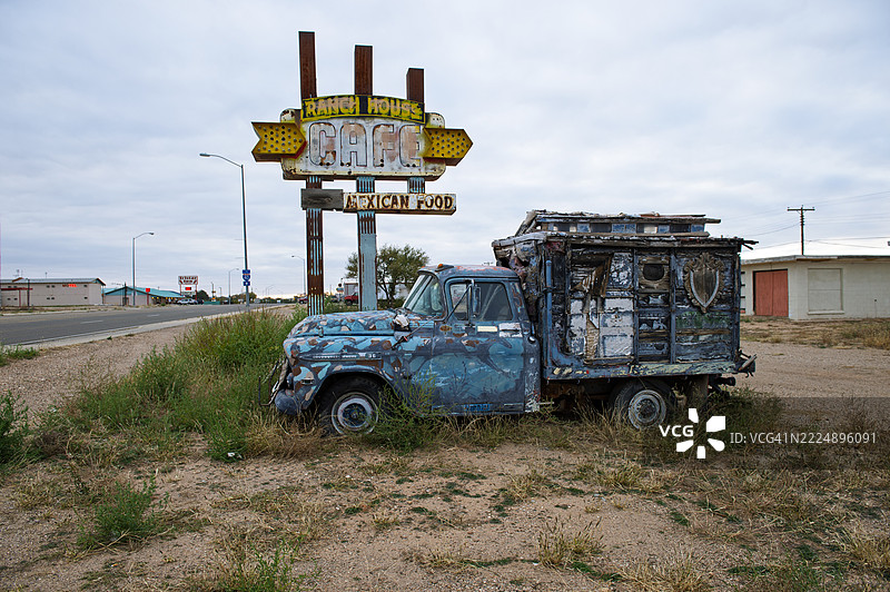塔库姆卡里废弃的商业标志和废弃的复古车辆，农舍标志，咖啡馆标志，餐厅标志。图片素材
