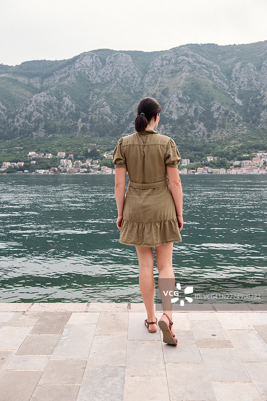 年轻女性走向黑山的科托尔湾图片素材