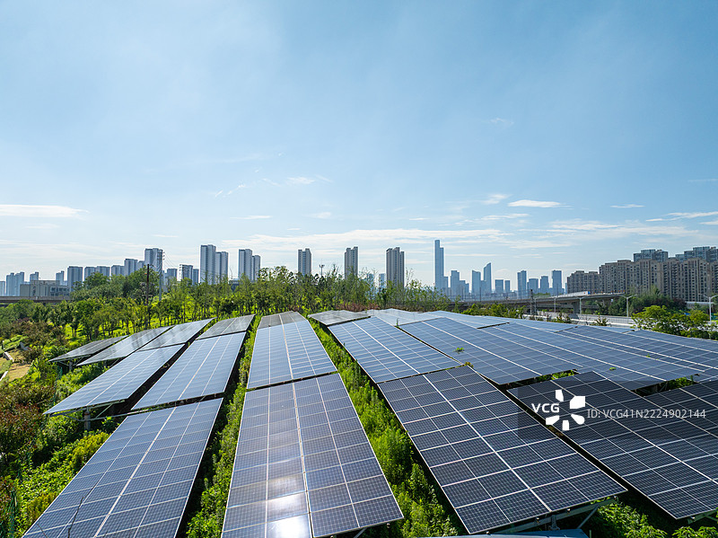 太阳能电池板与城市天际线，绿色城市，科技城市，生态城市图片素材