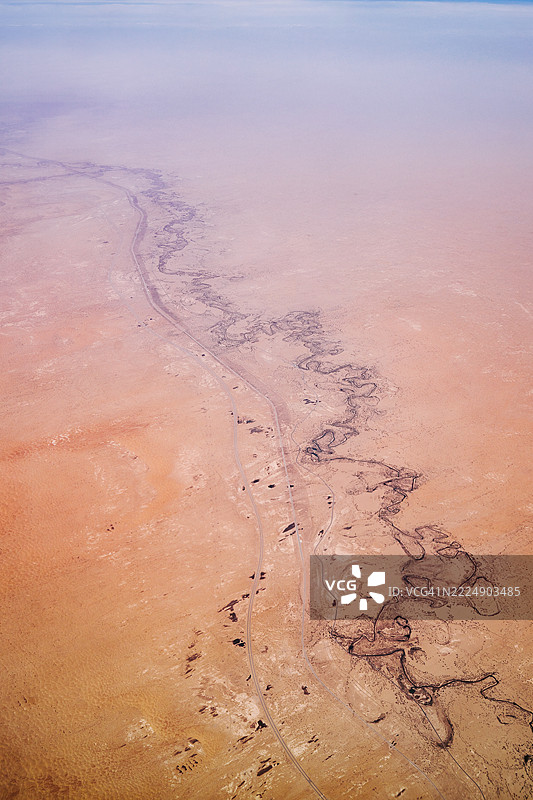 飞越中国西部：塔里木河、中国国道218、G0711乌鲁木齐–若羌高速公路和格尔木–库尔勒铁路网络图片素材