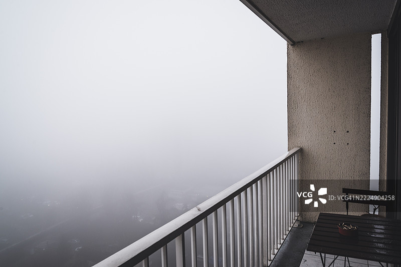 雾中的空阳台图片素材
