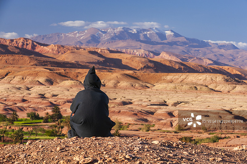 摩洛哥男子凝视高阿特拉斯山脉图片素材