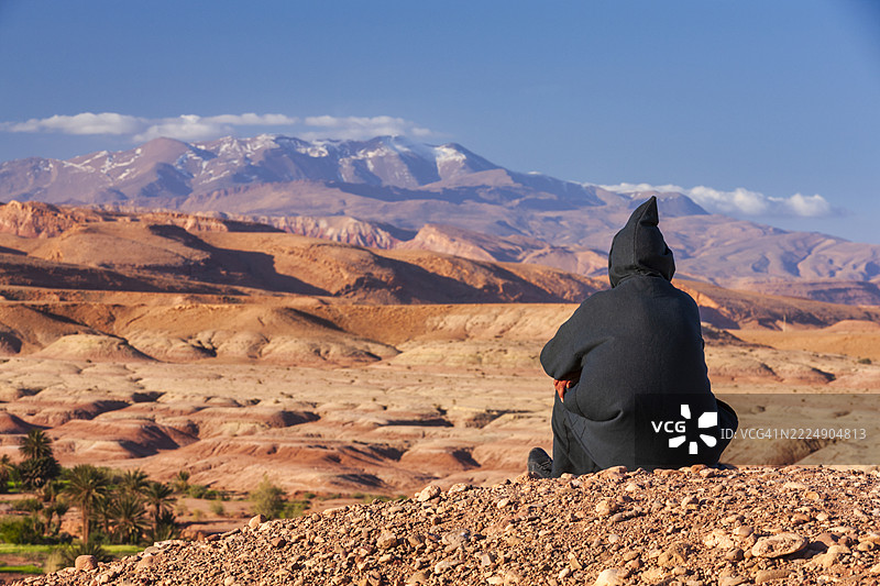 摩洛哥男子凝视高阿特拉斯山脉图片素材