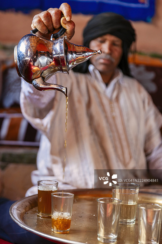 摩洛哥男子正在准备马格里布薄荷茶。图片素材