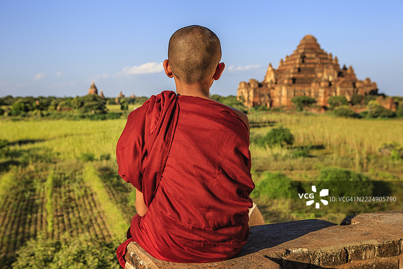 年轻的佛教僧侣在缅甸蒲甘欣赏风景图片素材