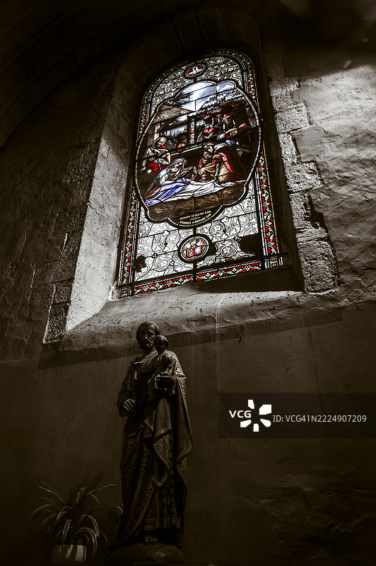 西布尔教堂的雕塑和彩色玻璃图片素材
